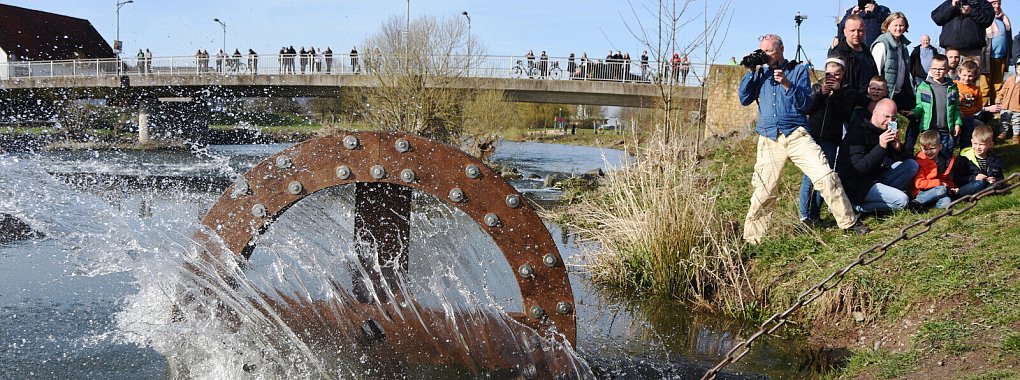 Die Mitglieder des Dechenvereins haben am Montag die sechs Osterräder in die Emmer bugsiert - nach zwei Jahren Pause. Das Wässern der sechs Räder bildet stets den Auftakt zu der Großveranstaltung. - © Raphael Bartling
