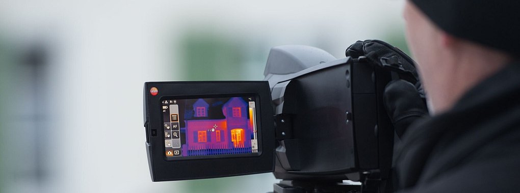 Eine Thermografie-Aufnahme zeigt, wo ein Gebäude Energie verliert – ein nützliches Tool, um vor dem Winter energetische Schwachstellen zu erkennen und zu beheben. - © Tobias Hase/dpa-tmn
