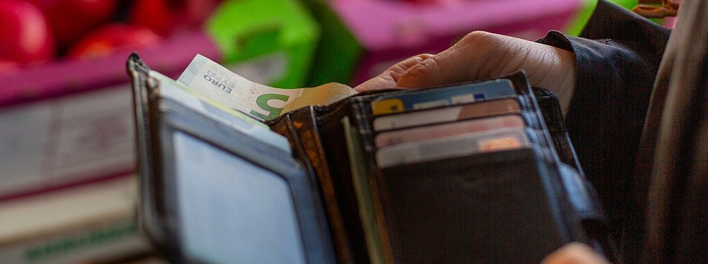 Wenn das Geld nicht zum Leben reicht: Wer in Deutschland unterhalb des Existenzminimums lebt, hat in der Regel Anspruch auf Grundsicherung. - © Fernando Gutierrez-Juarez/dpa-Zentralbild/dpa-tmn