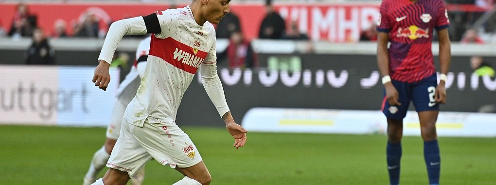Stuttgarts Enzo Millot sorgt per Elfmeter für die 1:0-Führung des VfB. - © Jan-Philipp Strobel/dpa