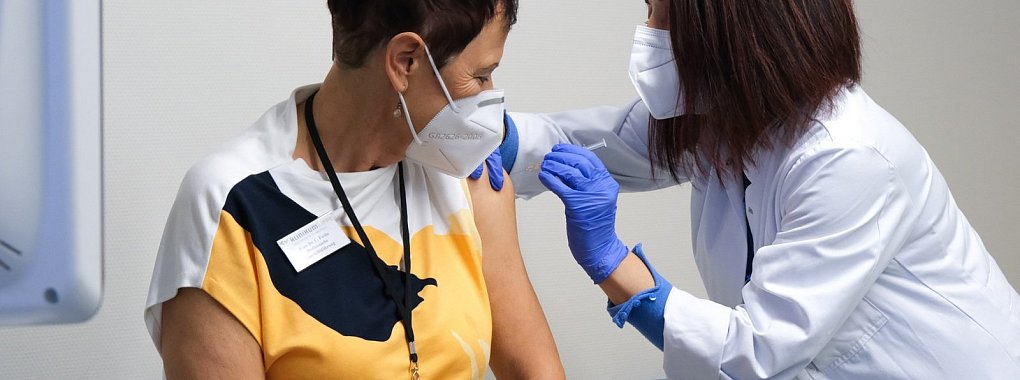 Vorsorge im Klinikum: Dr. Christine Fuchs geht mit gutem Beispiel voran und lässt sich als eine der Ersten von Oberärztin Dr. Aslanova gegen Grippe impfen. - © Klinikum Lippe