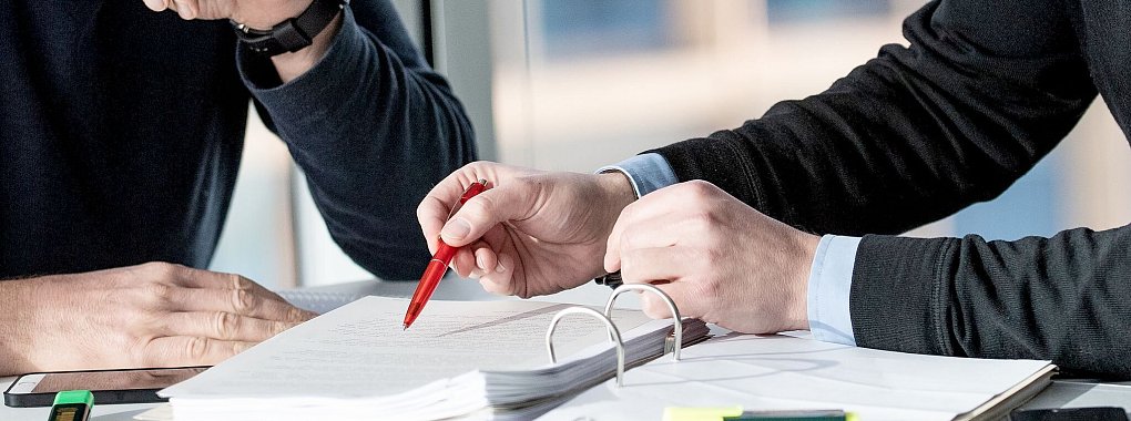 Wer merkt, dass er seine Verbindlichkeiten nicht mehr bedienen kann, sollte sich frühzeitig professionelle Hilfe holen. - © Zacharie Scheurer/dpa-tmn