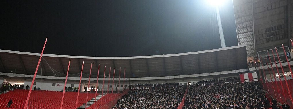 Ein Teil des Stuttgarter Fanblocks in Belgrad blieb am Mittwochabend leer. - © Marijan Murat/dpa