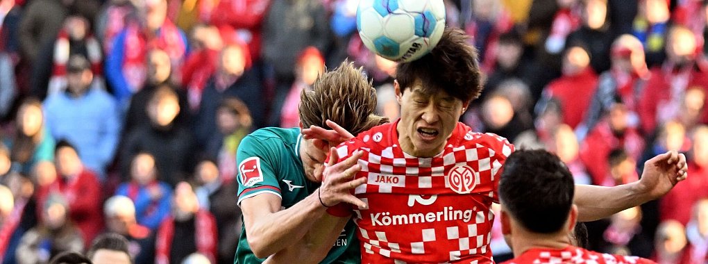 Der FSV Mainz 05 und der FC Augsburg lieferten sich ein umkämpftes Duell. - © Torsten Silz/dpa
