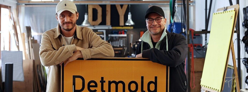 Tommi Schmitt (links) und Matthias Opdenhövel beim Interview in Köln. Das Schild ist übrigens eine offizielle Foto-Leihgabe der Stadt Detmold. - © Martina Goyert