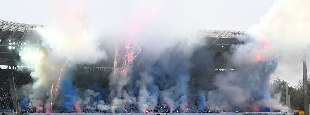 Diese Pyro-Aktion von Fans des Karlsruher SC im November 2022 hat auch ein juristisches Nachspiel. - © Uli Deck/dpa