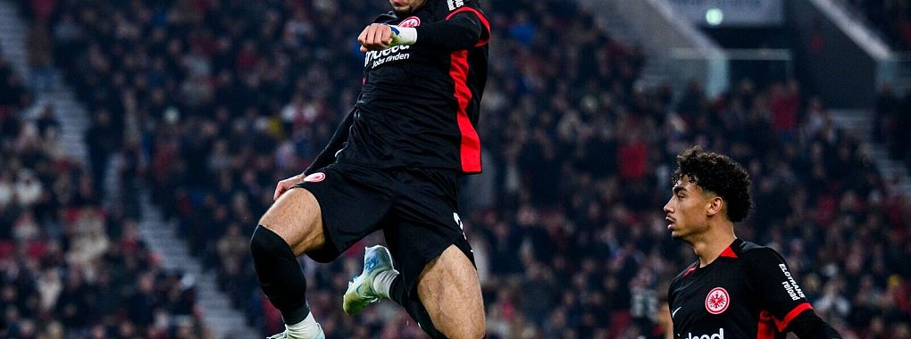 Omar Marmoush soll mindestens bis zum Sommer bei der Eintracht bleiben. - © Tom Weller/dpa
