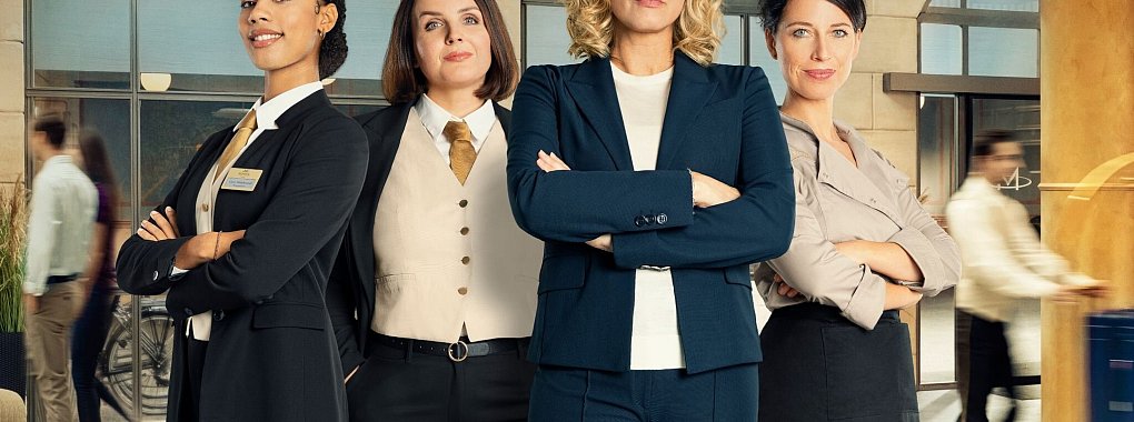 Lara Hildebrandt (l-r, Joy Ewulu), Maria Rietzel (Lea Sophie Salfeld), Eva de Vries (Gesine Cukrowski) und Uli Kersting (Agnes Mann) in einer Szene aus &laquo;Hotel Mondial&raquo;. - &copy; Maik Fl&oslash;der/ZDF/dpa