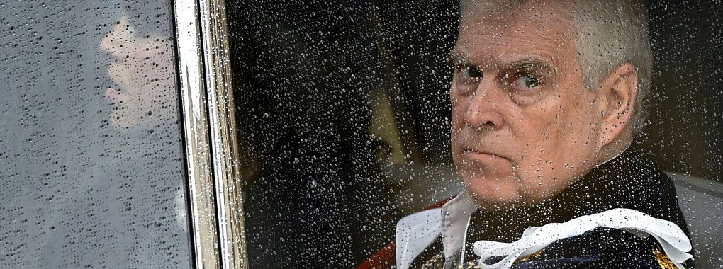 Prinz Andrew ist nicht gänzlich ausgestoßen, aber entbunden von seinen royalen Aufgaben und zu einem Dasein im Abseits gezwungen. (Archivbild) - © Toby Melville/Pool Reuters/dpa