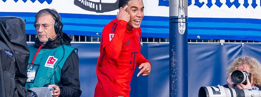 Der Kopf war\\\'s: Jamal Musiala (l) zeigt nach dem 2:0, womit er das Tor erzielt hat. - © David Inderlied/dpa
