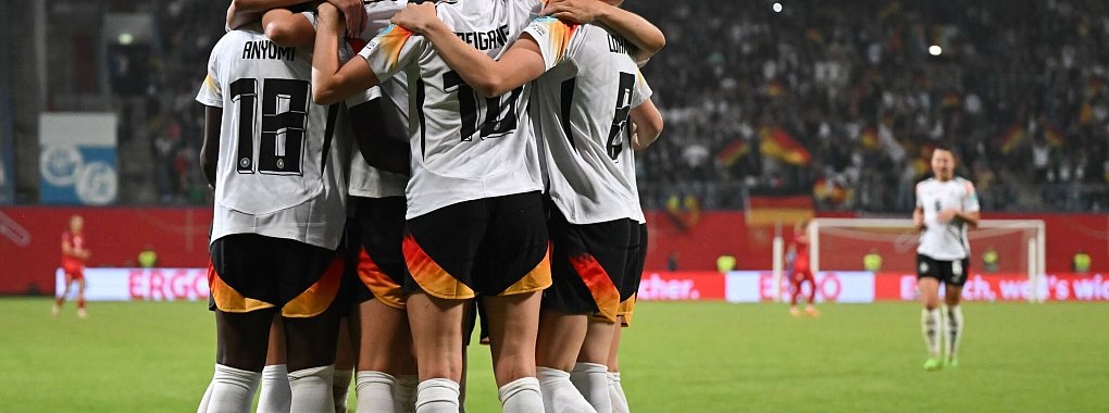 Deutschlands Spielerinnen jubeln &uuml;ber den Treffer zum 2:1. - &copy; Sebastian Christoph Gollnow/dpa