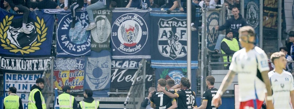Durften vor der Pause zweimal jubeln: die KSC-Spieler (l) - © Christian Charisius/dpa