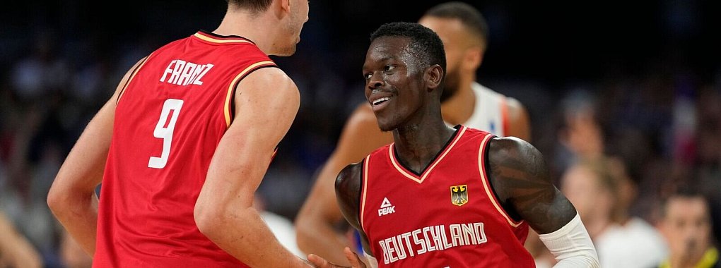 Die deutschen Basketballer um Franz Wagner (l.) und Dennis Schröder (r.) treffen im Viertelfinale auf Griechenland. - © Mark J. Terrill/AP