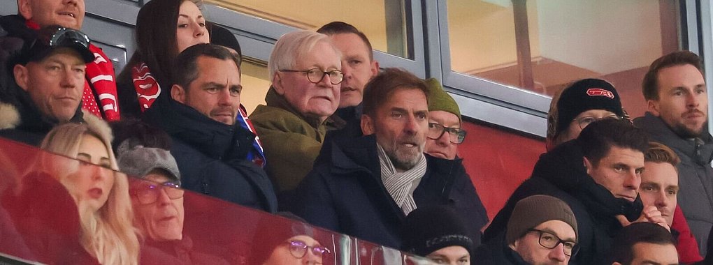 Jürgen Klopp (M) verfolgte Leipzigs Sieg gegen Bremen auf der Tribüne. - © Jan Woitas/dpa