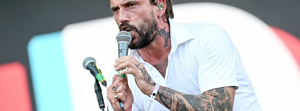 Für den Idles-Sänger Joe Talbot gibt es auf dem neuen Album nur Liebeslieder. - © Britta Pedersen/dpa