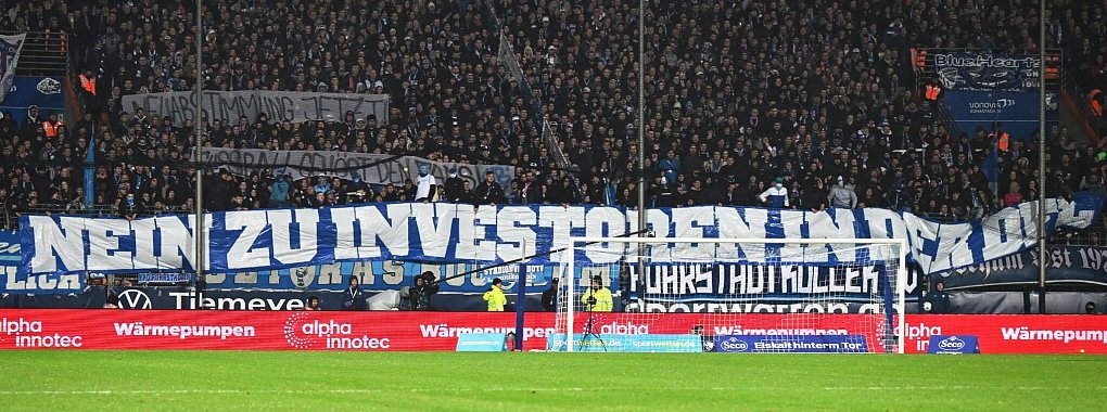Fast die Hälfte der der Fußball-Fans lehnt einen Investoren-Einstieg bei der DFL ab. - © David Inderlied/dpa