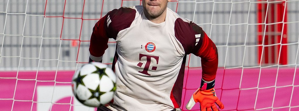 Manuel Voll fokussiert beim Trainer: Manuel Neuer will gegen Lissabon sein Tor suaberhalten. - © Sven Hoppe/dpa