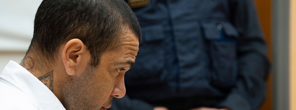 Ein Berufungsgericht in Barcelona hat den brasilianischen Fußball-Profi Dani Alves vom Vorwurf der sexuellen Aggression freigesprochen. Er hatte 14 Monate hinter Gittern gesessen. - © D.Zorrakino/AP/dpa