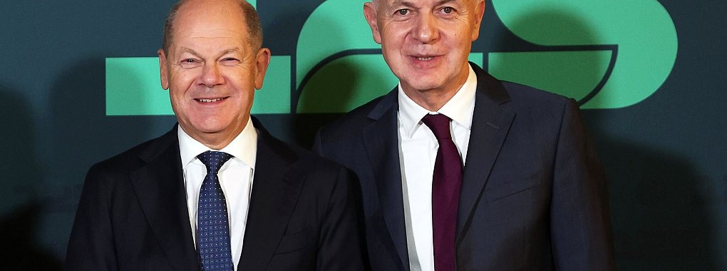 DFB-Präsident Bernd Neuendorf (r) und Bundeskanzler Olaf Scholz sprechen von der gesellschaftlichen Bedeutung des Fußballs. - © Maja Hitij/Getty Images Europe Pool/dpa