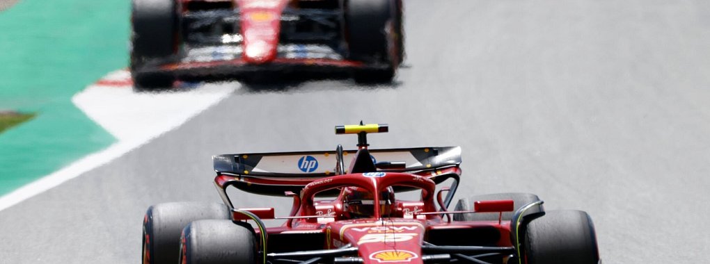Zwischen den Ferrari-Piloten Carlos Sainz (v.) und Charles Leclerc gibt es Zoff. - © Joan Monfort/AP/dpa