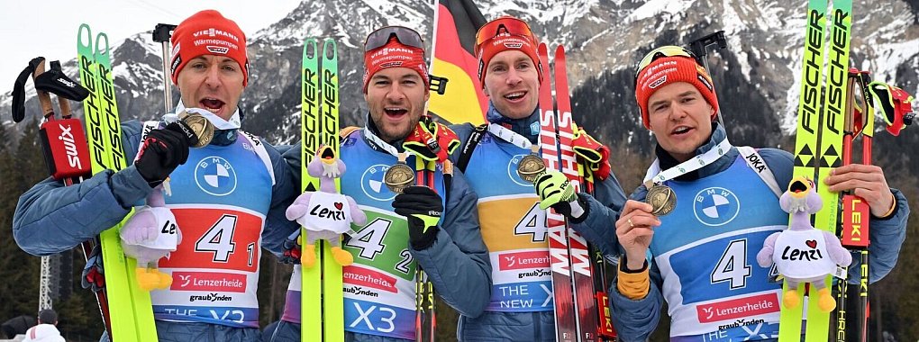 Johannes K&uuml;hn (2.v.r.) feiert mit dem deutschen Team Staffel-Bronze. - &copy; Martin Schutt/dpa