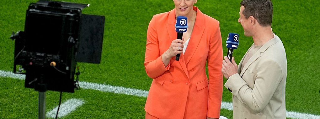 Die ARD mit TV-Expertin Almuth Schult und Moderator Alexander Bommes &uuml;bertr&auml;gt drei Achtelfinals - nicht allerdings das der DFB-Elf. - &copy; Michael Kappeler/dpa