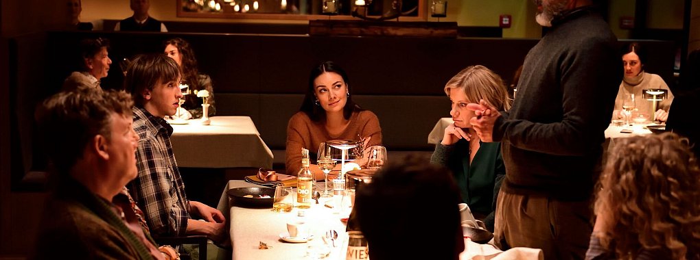 Anna (Janina Uhse) und Thomas (Florian David Fitz) haben für ihre Hochzeit an einem Winterwochenende in ein nobles Alpenresort in Tirol eingeladen. Das sorgt für Häme bei Thomas' Schwager Stephan (Christoph Maria Herbst), der das für Angeberei hält. - © Jürgen Olczyk/Constantin Film Verleih/dpa
