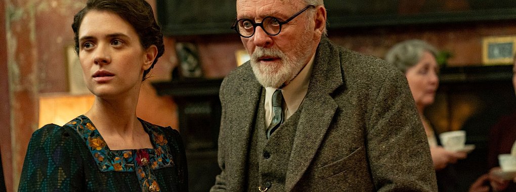 Anthony Hopkins übernahm die Rolle des Sigmund Freud. Liv Lisa Fries (l.) spielt Tochter Anna. - © Sabrina Lantos/X-Verleih/dpa