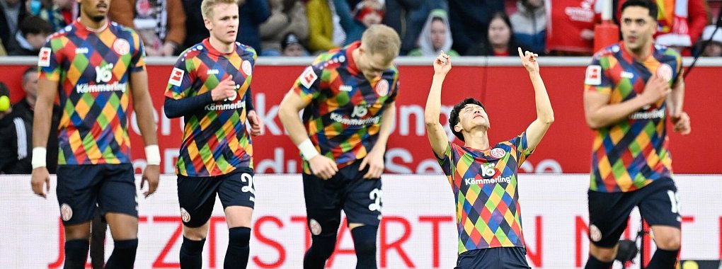 Stoßgebet zum Himmel: Mainzer Jae-Sung Lee nach seinem Tor - © Uwe Anspach/dpa