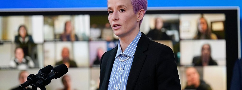 Die ehemalige US-Fußballerin Megan Rapinoe ist Vorreiterin im Kampf um Geschlechtergerechtigkeit. - © Evan Vucci/AP/dpa