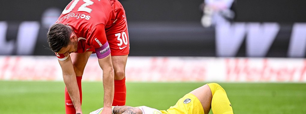 Freiburgs Torwart Noah Atubolu erlitt im Spiel gegen Union Berlin eine Schulterverletzung. - © Harry Langer/dpa
