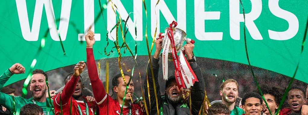 J&uuml;rgen Klopp (M) und sein Team holten den ersten von vier m&ouml;glichen Titeln in dieser Saison. - &copy; Alastair Grant/AP/dpa