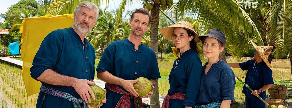 Auf der Suche nach einer neuen Challenge treffen Max Parger (Florian Silbereisen, 2.v.l.) und Martin Grimm (Daniel Morgenroth, l.) auf Annika Ehler (Maxine Kazis, 2.v.r.) und Melly Sturm (Marija Mauer, r.) in einer Szene aus «Das Traumschiff - Phuket». - © Dirk Bartling/ZDF/dpa