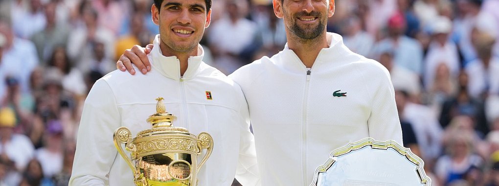Arm in Arm: Carlos Alcaraz (l) und Novak Djokovic - &copy; Kirsty Wigglesworth/AP