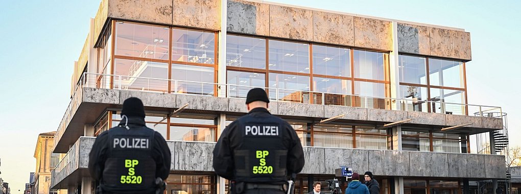 Die DFL ist mit ihrer Beschwerde gegen eine Beteiligung an den Polizeikosten für Hochrisikospiele am Bundesverfassungsgericht gescheitert. - © Uli Deck/dpa