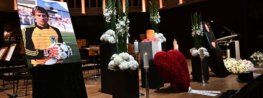 Die Trauerfeier fand im Bremer Konzerthaus «Die Glocke - © Carmen Jaspersen/dpa