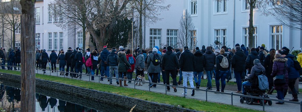 Rund 150 Menschen sind am Samstag im Rahmen eines unangemeldeten Protestmarsches gegen die Corona-Maßnahmen durch die Detmolder Innenstadt gezogen. - © Raphael Bartling