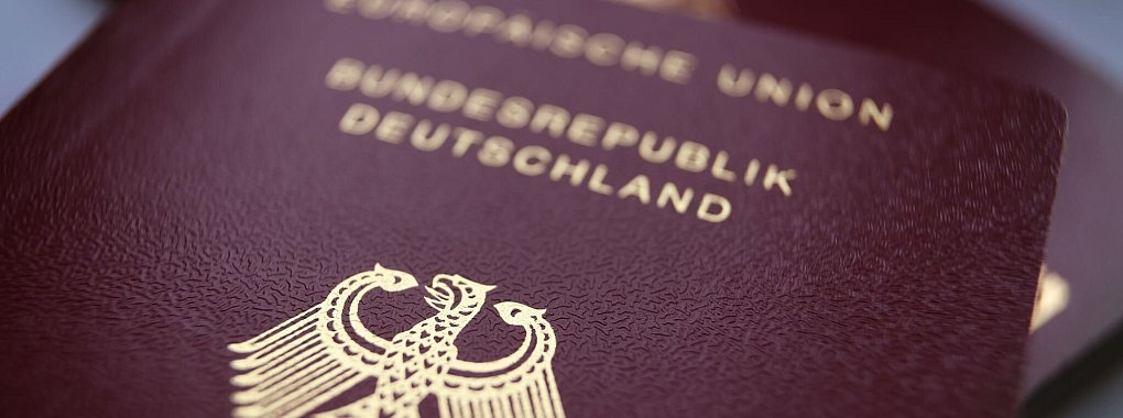Neuer Reisepass fällig? Ab dem 1. Mai lässt sich dieser nur noch mit einem digitalen Passfoto beantragen. - © Karl-Josef Hildenbrand/dpa