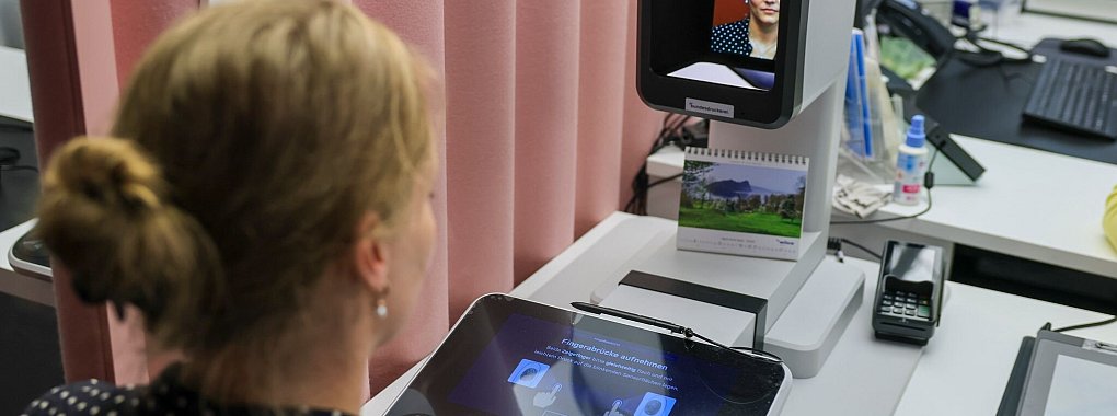 Schnell und günstig: Zur Beantragung eines neuen Ausweisdokuments reicht künftig oft der Gang zum Bürgeramt. Das erforderliche digitale Passbild kann dort in der Regel direkt aufgenommen werden. - © Jan Woitas/dpa/dpa-tmn