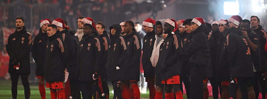 Andächtiger und stiller Jubel der Bayern-Profis mit Weihnachtsmannmützen angesichts der schrecklichen Ereignisse in Magdeburg. - © Sven Hoppe/dpa