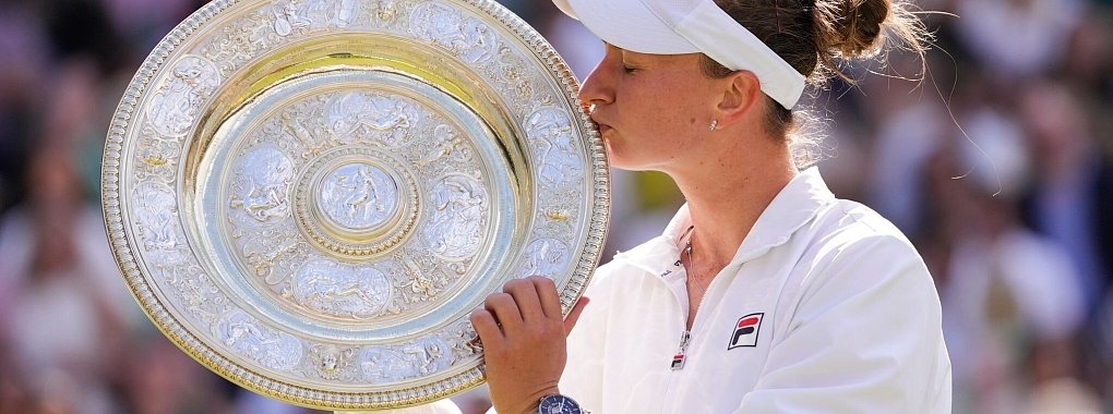 Barbora Krejcikova will ihre Wimbledon-Troph&auml;e gar nicht mehr loslassen. - &copy; Alberto Pezzali/AP