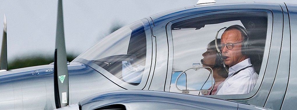 CDU-Chef Merz hat seinen Pilotenschein gerade um ein Jahr verlängert. (Archivfoto). - © Axel Heimken/dpa