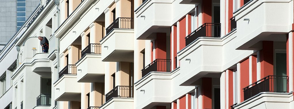 Gefahrenquelle Balkon: Um lebensgef&auml;hrliche St&uuml;rze ihrer Kinder zu verhindern, sollten Eltern Vorkehrungen treffen. - &copy; Andrea Warnecke/dpa-tmn