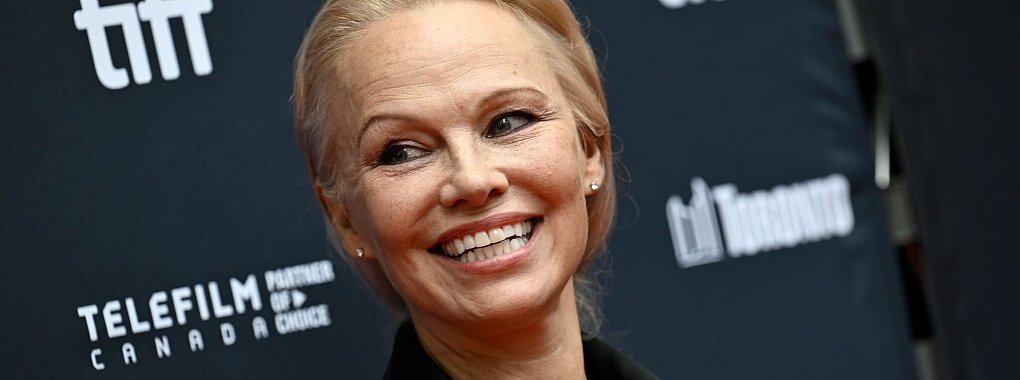 Pamela Anderson hält sich inzwischen aus der Beziehung ihrer Eltern raus. (Archivbild) - © Evan Agostini/Invision/AP/dpa