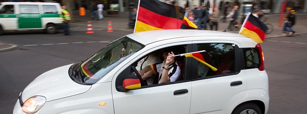 Fu&szlig;ballfans feiern einen Sieg der Deutschen mit einem Autokorso - alles ist dabei aber nicht erlaubt. - &copy; Florian Schuh/dpa-tmn