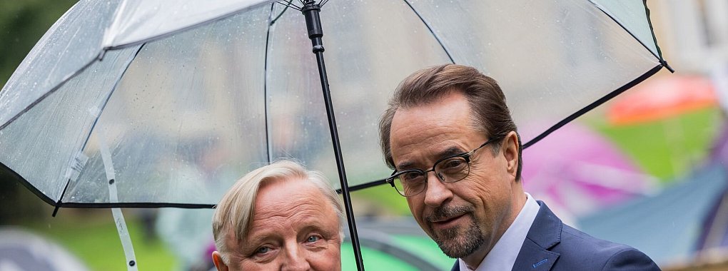 Axel Prahl und Jan Josef Liefers sind wieder als TV-Ermitler unterwegs. - © Rolf Vennenbernd/dpa