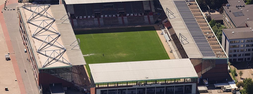 Im Millernstadion wird vor Spielbeginn das Lied «Das Herz von St. Pauli» gespielt. - © Christian Charisius/dpa