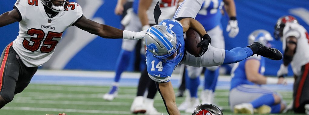 NFL-Profi Amon-Ra St. Brown von den Detroit Lions (Mitte) hatte viele gute Szenen gegen die Buccaneers. - © Duane Burleson/AP/dpa