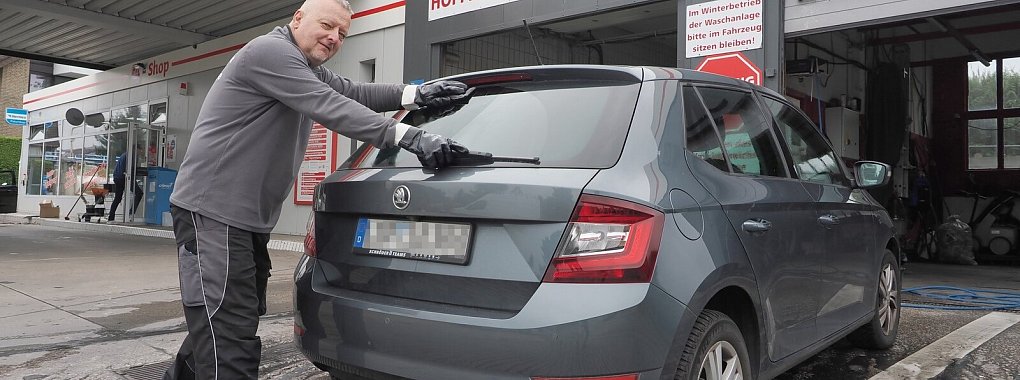 Frank Hoffmann bei der Arbeit. Seit 25 Jahren f&uuml;hrt er seinen Autopflegebetrieb mit angeschlossener Tankstelle.&nbsp; - &copy; Andreas Barnekow