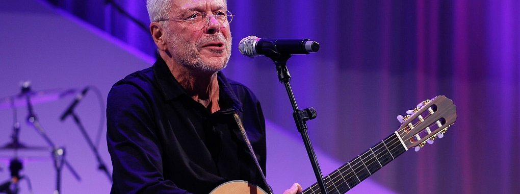 Der S&auml;nger Reinhard Mey: &laquo;Mir sind die &Auml;ngste und Schrecken des Krieges sehr bewusst, ich bin im Krieg geboren und habe sie selbst erlebt, und erinnere mich gut, auch wenn ich ein kleines Kind war&raquo;. - &copy; Gerald Matzka/dpa-Zentralbild/dpa